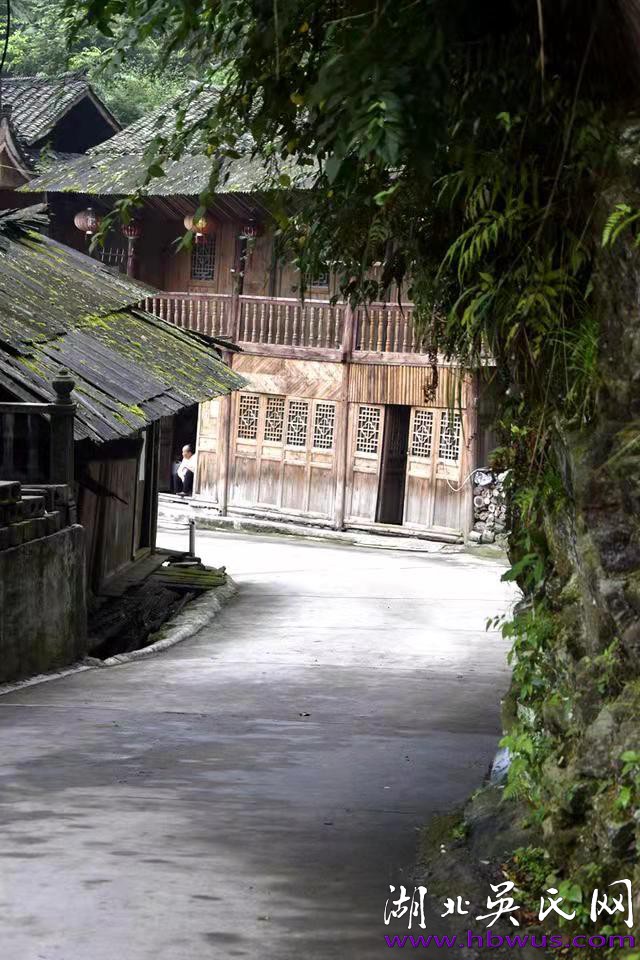 開明紳士吳貴齋 為民造福眾人夸 開明紳士吳貴齋 為民造福眾人夸