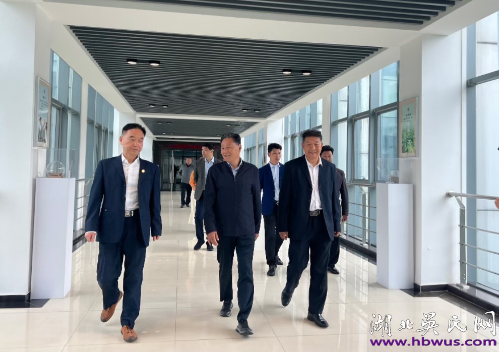 湖北吳氏陪同世吳主席吳國(guó)榮參訪大冶勁牌有限公司