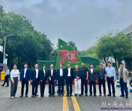 世吳主席一行到湖北大冶參觀勁牌集團