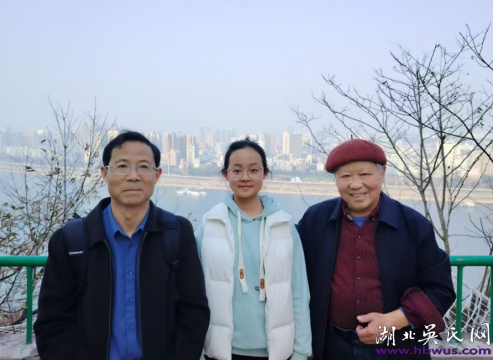 吳大升：乙巳首日，我們爺仨登上了磨基山頂